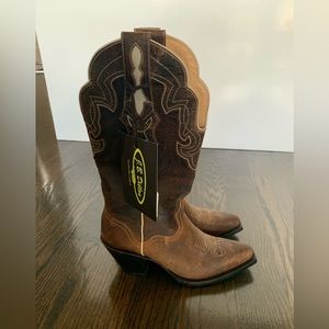 Brand new women’s western style cowboys boots. Calf length, size 7.